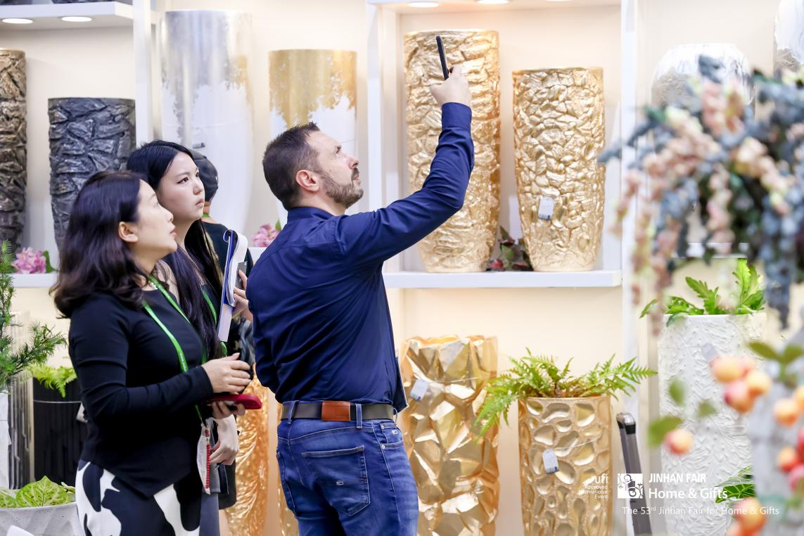 global buyers source garden products at jinhan fair