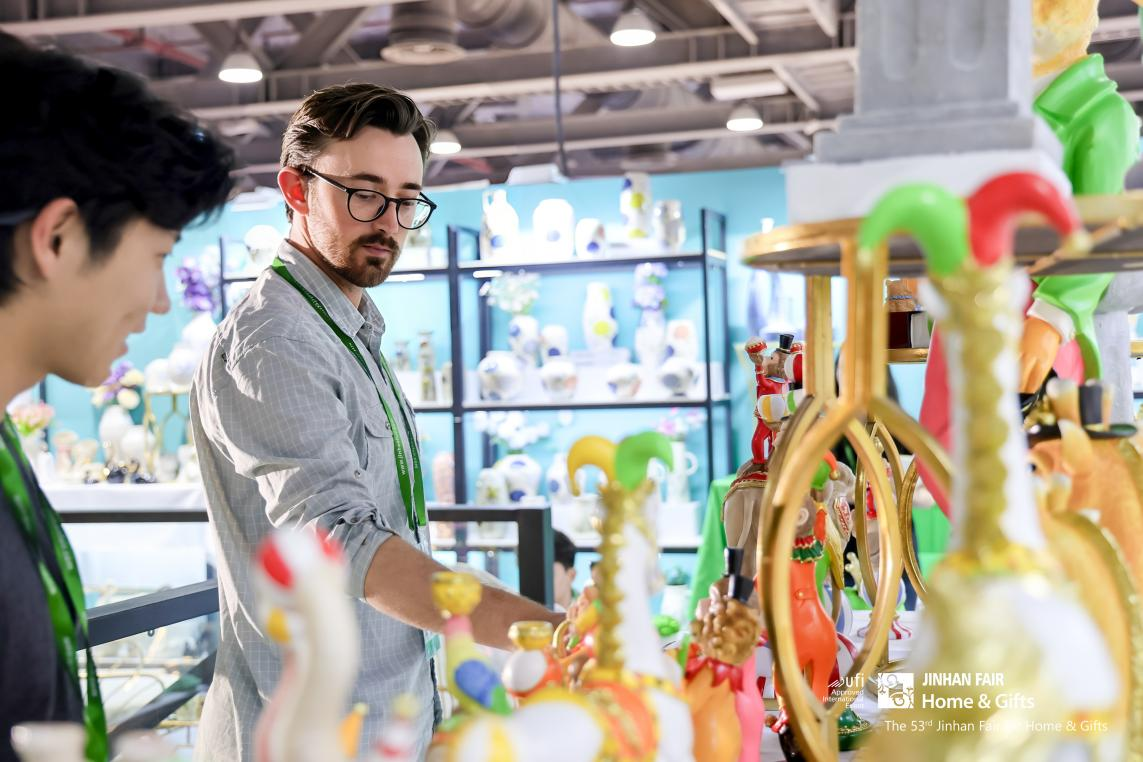 global buyers source home decorations at jinhan fair