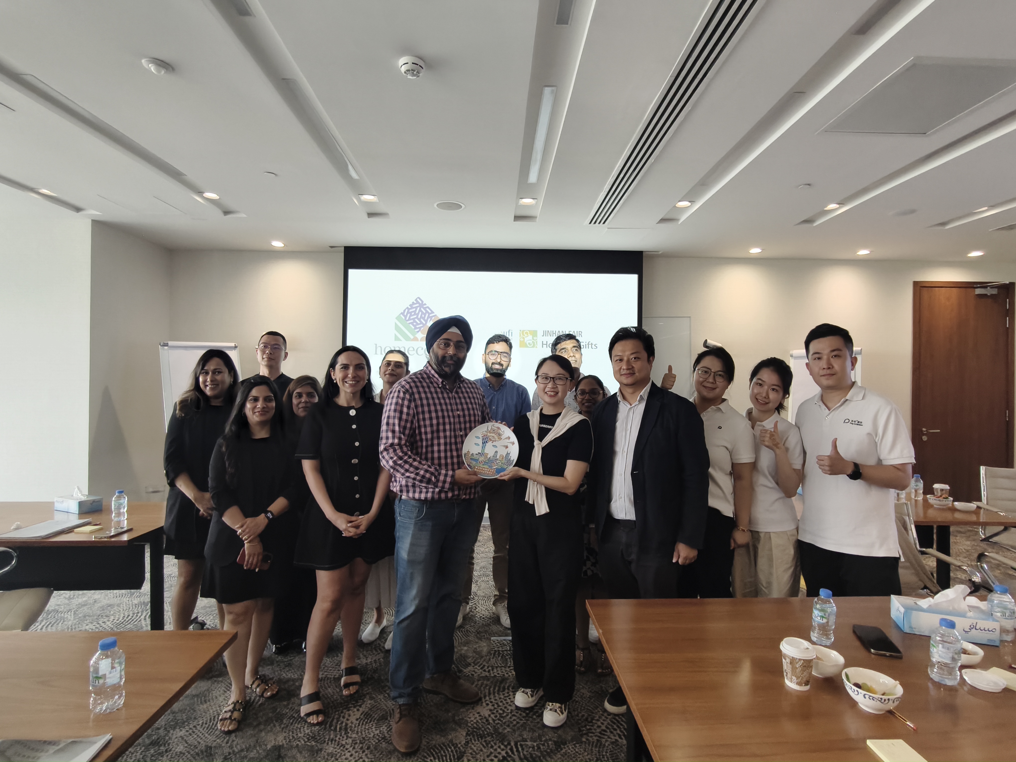 jinhan fair establishes a close partnership with the home centre